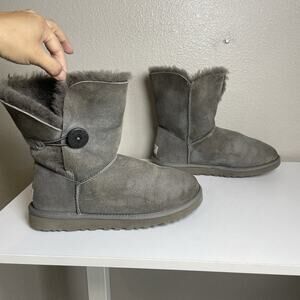 Ugg Boots 5803 Bailey Button Women’s Size 9 Gray Suede Sheepskin Lined